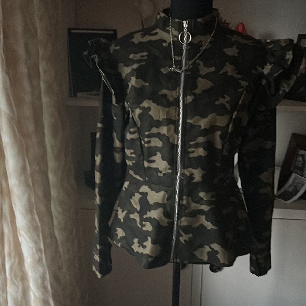 Army fatigue shirt jacket with zipper and ruffled sleeve - Picture 2 of 9
